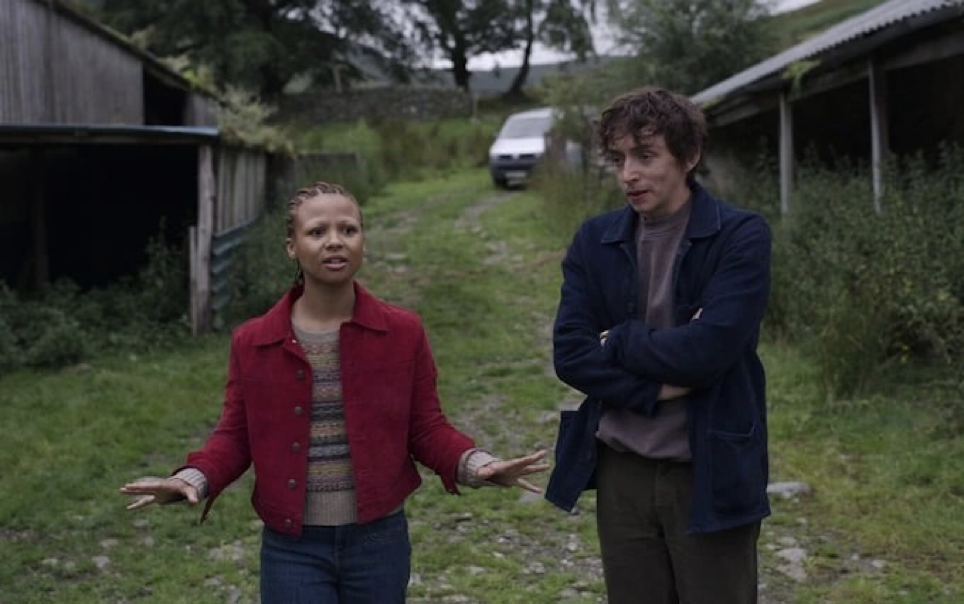 Pia y Davis (el protagonista de Loch Henry) hablando sobre cambiar el tema del documental que iban a hacer para enfocarse en el asesino en serie del pueblo natal de él