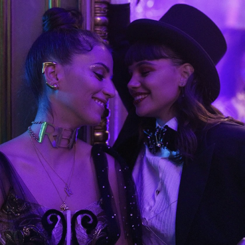 Mencía y Rebeka en una fiesta