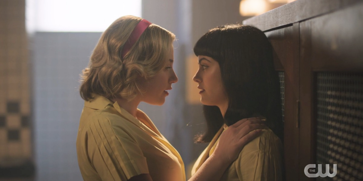 Betty y Veronica de Riverdale a punto de besarse