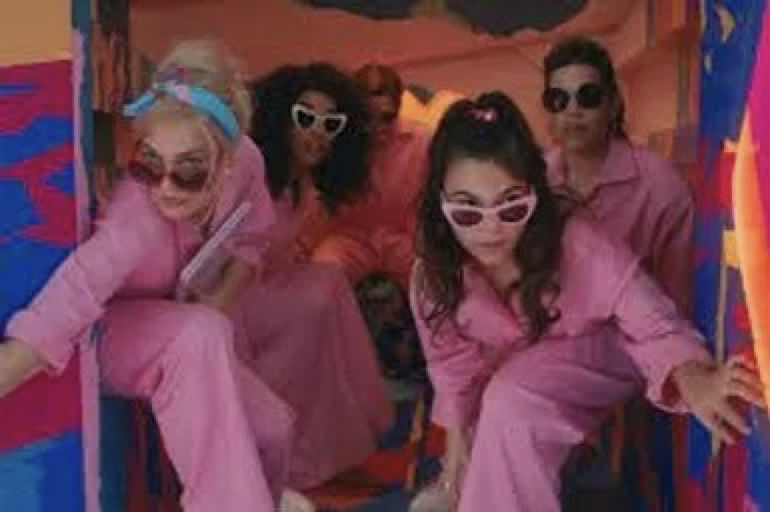 Escena en que las Barbies se alían para conseguir engañar a los hombres y derrocar al patriarcado.
