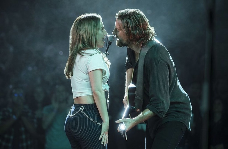 Ally y Jackson cantando sobre el escenario.