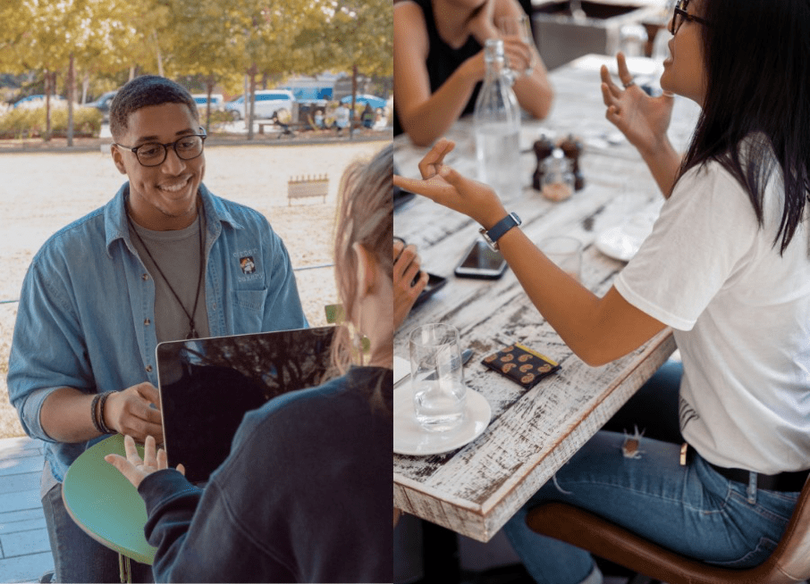 A la izquierda un chico negro joven sonriendo a una mujer rubia que tiene en frente. A la derecha una joven latina gesticulando.