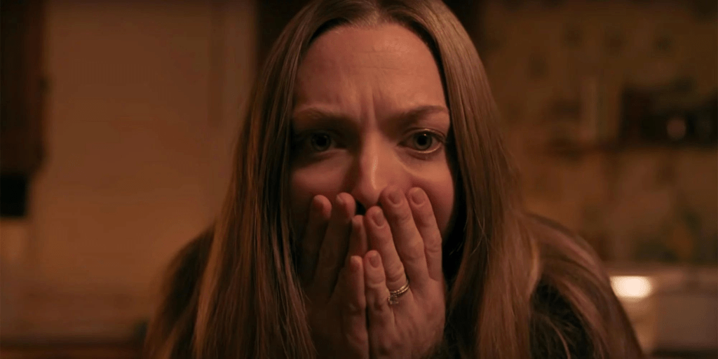 Catherine de La apariencia de las cosas con las manos en la boca.