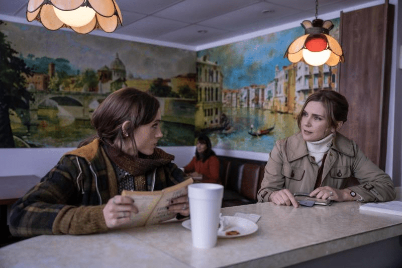 Willis and Justine (izquierda y derecha) en una cafetería