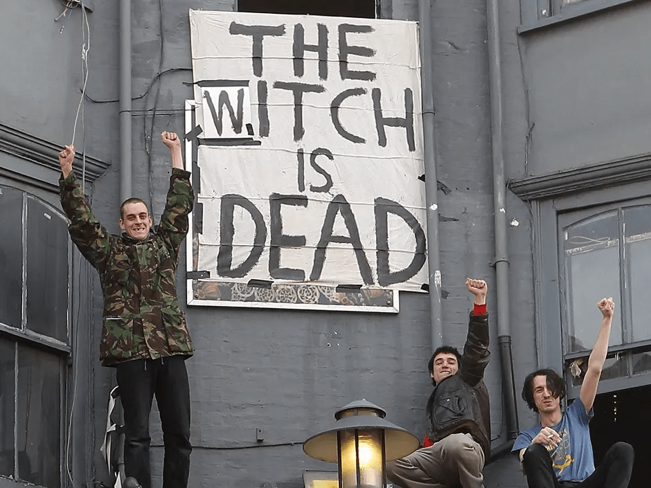 Grupo de hombres celebrando la muerte de Thatcher