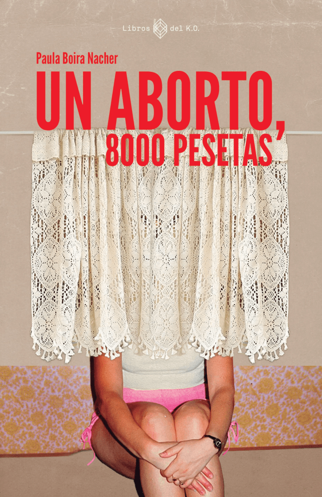 La portada de Un aborto, 8000 pesetas de Paula Boira Nacher. Hay una cortina de bordado antiguo y una joven detrás de la misma. La cortina le tapa el rostro pero se puede ver su torso y sus piernas. Está sentada.