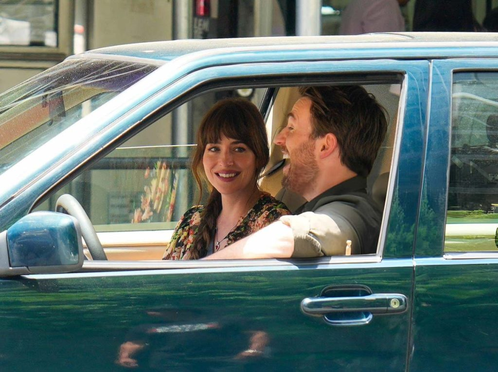 Lucy y John de Materialistas en el coche de John